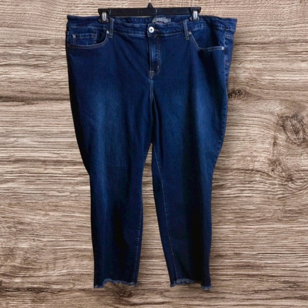 Torrid cropped stretch boyfriend jeans. Dark wash. Size 26.
